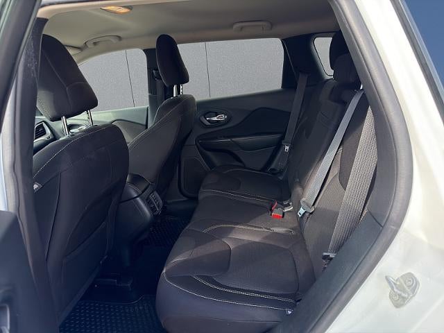 2015 Jeep Cherokee 4d SUV 4WD Altitude V6