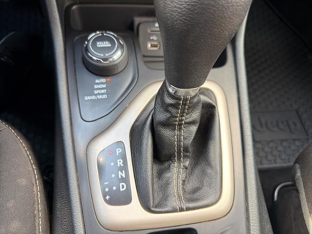 2015 Jeep Cherokee 4d SUV 4WD Altitude V6