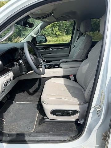 2024 Jeep Wagoneer Base