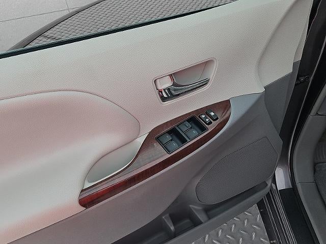 2012 Toyota Sienna 4d Wagon XLE w/Auto Access Seat